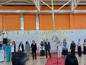 Сергей Местников поздравил с последним звонком выпускников «Айыы кыhата»