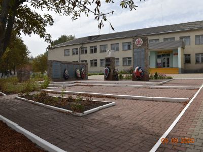 Братская могила советских воинов, погибших в боях с фашистскими захватчиками в 1943 году. Захоронено 16 человек, могила Героя Советского Союза старшего - лейтенанта Кулешова Степана Ивановича, умершего после тяжелого ранения в 1975 году. Имена захороненны