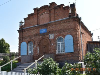 Каменное здание 80-х годов XIX века с фигурными коваными ставнями и двухстворчатой кованой дверью с литыми художественными накладками