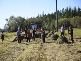 Глава Якутии встретился с сенокосчиками в Сунтарском улусе