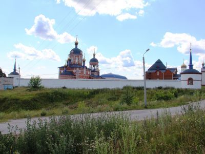 Кирпичная ограда с башенками