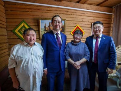 Глава Якутии в Сунтаре навестил семью участника СВО