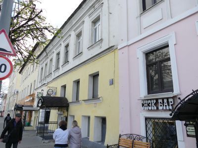 Здание, которое построено, вероятно, в конце XVIII века, использовалось под лавку, питейный дом, номера для приезжих