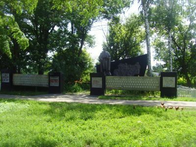 Братская могила советских воинов, погибших в боях с фашистскими захватчиками в 1943 году. Захоронено 19 человек, имена установлены. Скульптура: советский воин с автоматом