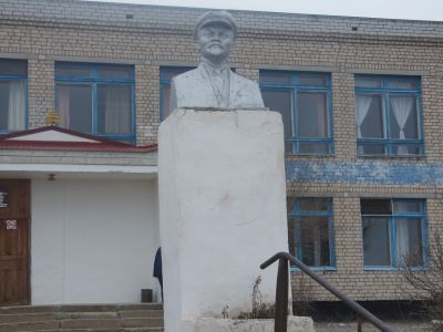 Бюст В.И.Ленину