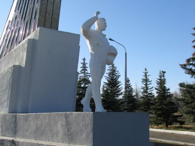 Мемориал на месте приземления первого в мире космонавта Юрия Алексеевича Гагарина