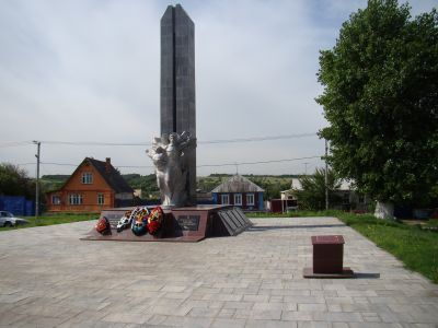 Братская могила  советских воинов, в которой захоронено 390 человек, в том числе Герои Советского Союза заместитель политрука Горелик Соломон Аронович и воентехник второго ранга Самохвалов  Федор Николаевич, погибших в боях с фашистскими захватчиками в 19
