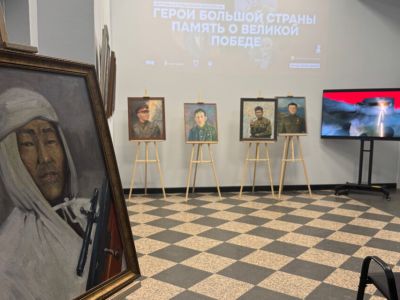 Художники из 19 регионов России представили в Москве выставку к 80-летию Победы