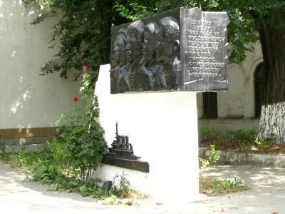 Памятный знак в память пребывания в Феодосии в 1905 году восставшего броненосца «Потемкин» (скульптор С.И.Малышев)
