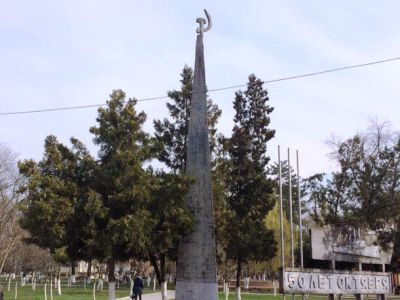 Обелиск в честь 50-летия Великого Октября