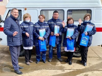 Сегодня поздравления принимает персонал "скорой помощи".