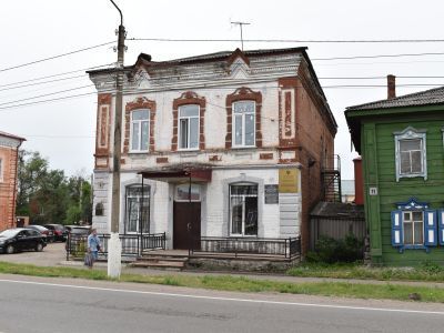 Двухэтажное каменное здание,бывший жилой дом купца Гуревича, владельца городской бани, ныне редакция газеты "Вперед".