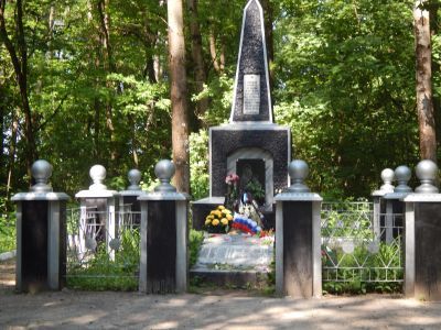 Памятник расстрелянным мирным жителям и семьям партизан