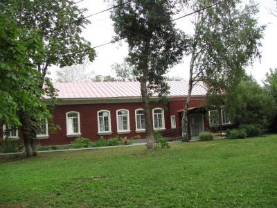 Корпус лечебницы душевнобольных с больными работающими