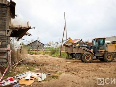 В 17 квартале Якутска начался снос аварийного дома