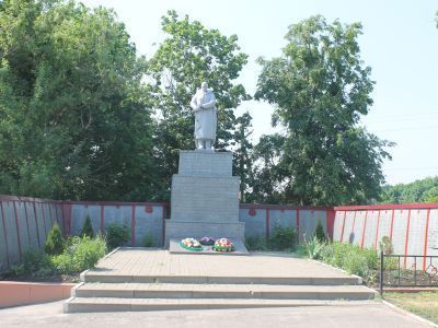 Братская могила советских воинов, погибших в боях с фашистскими захватчиками в 1943 году. Захоронено 30 человек, установлены имена  3 человек. Обелиск