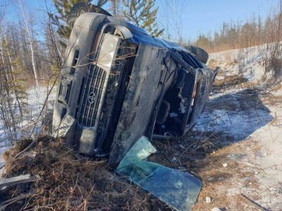 В Намском районе Якутии в ДТП опрокинулся автомобиль. Двое человек пострадали