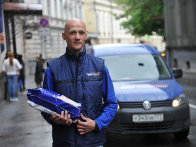 Курьеры Почты России начали принимать оплату банковскими картами