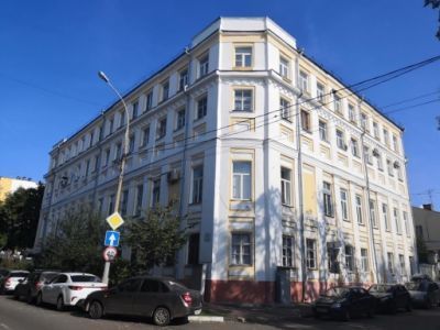 Дом жилой с оградой и воротами