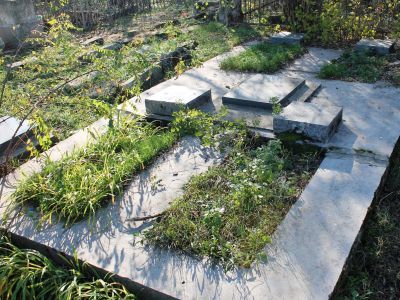 Участок воинских захоронений советских воинов − пять одиночных могил и одна братская могила