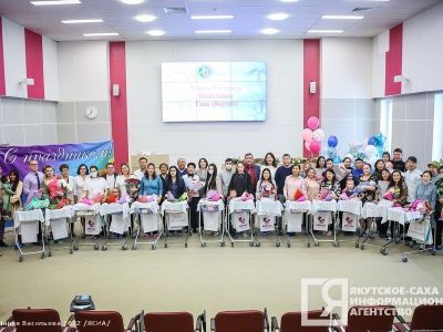 В Якутске родителям новорожденных вручили сертификаты капитала «Дети столетия»