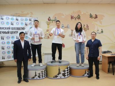 Александр Иванов стал обладателем Кубка Победы по быстрым шахматам