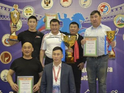 Сборная Мегино-Кангаласского улуса победила на чемпионате Якутии по мас-рестлингу