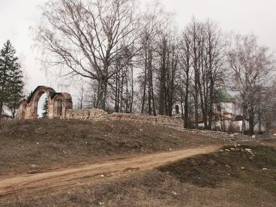 Белокаменная ограда с  воротами