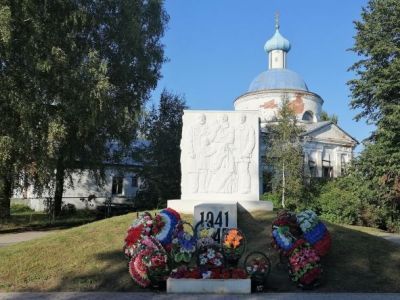 Братская могила 150 партизан, погибших в 1941-1942 гг. в боях с немецко-фашистскими захватчиками