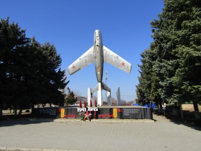 Самолет, установленный в честь летчиков 4-й Воздушной Армии, принимавших участие в освобождении Кубани от немецко-фашистских захватчиков