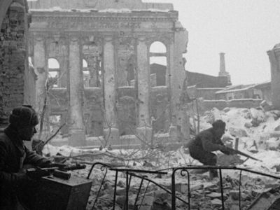 Живые и мертвые. Солдатами не рождаются