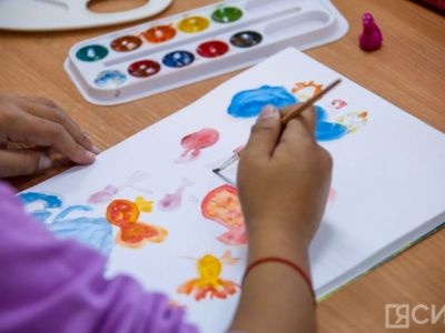 Дом, лагерь или поездка к бабушке: как родители планируют детские каникулы