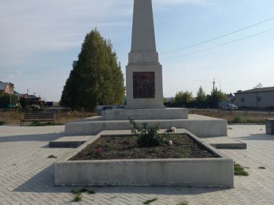 Братская могила комиссара  П.Е.Крепкова и его товарищей, погибших в бою с белогвардейцами в 1918 году. На могиле установлен памятник