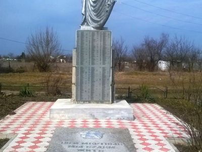 Братская могила 402 советских воинов, погибших в боях с фашистскими захватчиками