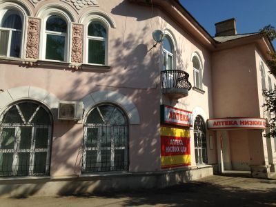 Ансамбль въезда в город: два дома и балюстрада