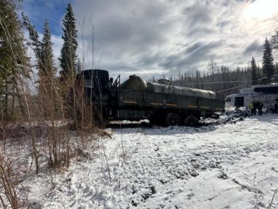 Автомобиль «Урал» с 12 людьми на борту провалился под лед на реке Алдан в Якутии