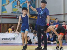 На республиканском турнире в Олекминском улусе определены лучшие борцы