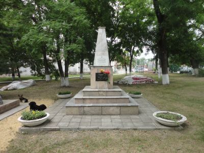 Братская могила, в которой похоронены первый секретарь комсомольской ячейки А.И. Пирогов (1902 - 1922) и участник гражданской войны Е.Н. Зубенко (1880 - 1938)