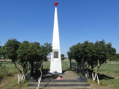 Братская могила 420 воинов Советской Армии, погибших в 1942 - 1943 гг. в боях с немецко-фашистскими захватчиками