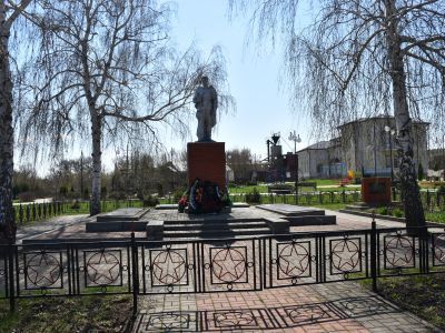 Братская могила советских воинов, погибших в боях с фашистскими захватчиками в 1943 году. Захоронено 2 человека, имена не установлены. Скульптура советского воина