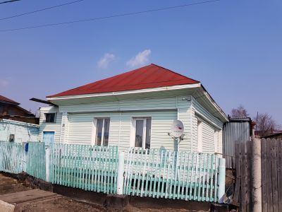 Деревянный жилой дом конца XIX-начала ХХ века, украшенный глухой и пропильной резьбой