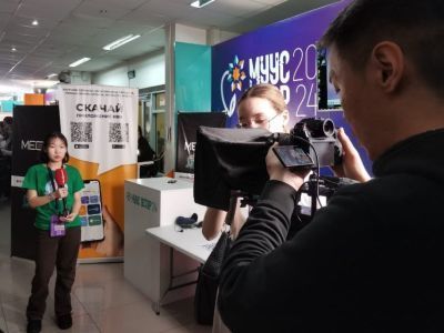 Медиашкола «Айар» предложила посетителям попробовать роль телеведущего на фестивале «Муус Устар»