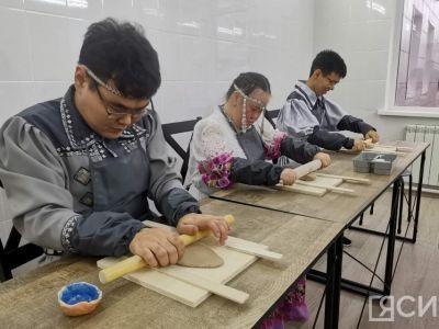 В Якутске 16 человек с инвалидностью трудоустроились в новую творческую мастерскую