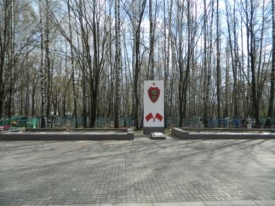 Братская могила с обелиском погибшим воинам и партизанам, погибшим в период 1941-1943 гг.