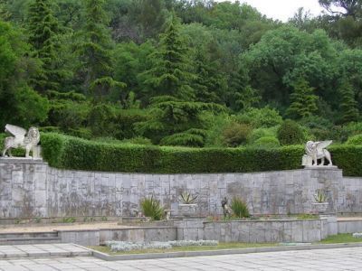 Львы крылатые у восточного фасада малого дома