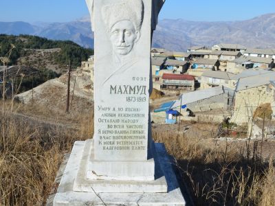 Памятник на могиле Махмуда