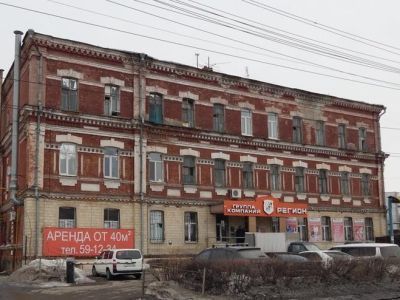 Жилой дом для служащих и рабочих