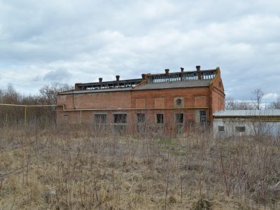 Завод овощесушильный - здесь до войны работала отважная подпольщица Л.К. Герасенкова, расстрелянная фашистами в августе 1943 г. Установлена мемориальная доска