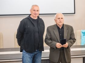 Секретарь СЖР Владимир Касютин вручил награды липецким журналистам