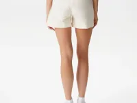 Женские короткие однотонные шорты Lacoste